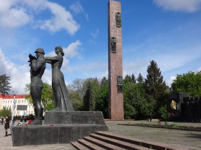 Наразі нікому демонтувати стелу Монумента слави у Львові – підрядник відмовився Наразі нікому демонтувати стелу Монумента слави у Львові – підрядник відмовився
