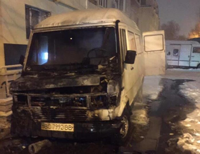У Львові вночі горів бус У Львові вночі горів бус