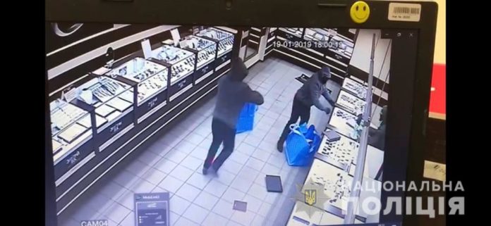 Затримали азербайджанців, які винесли з ювелірного магазину півтора кілограма коштовностей Затримали азербайджанців, які винесли з ювелірного магазину півтора кілограма коштовностей