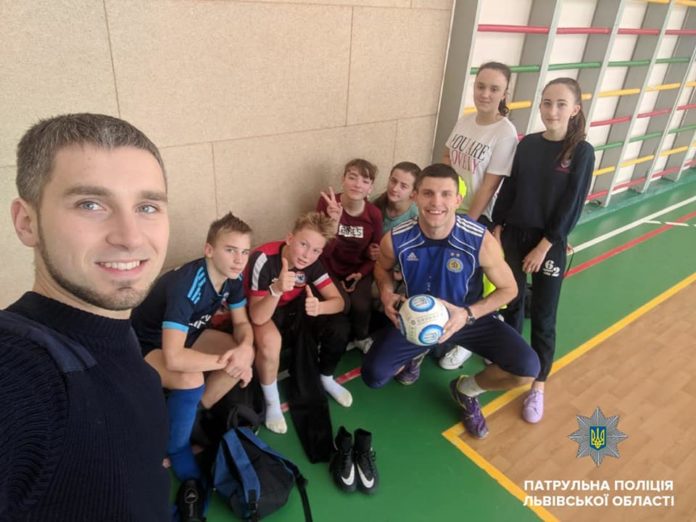 Львівські патрульні тренують школярів до «Кубку Довіри» (фото) Львівські патрульні тренують школярів до «Кубку Довіри» (фото)