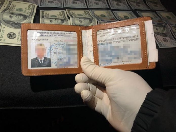 В Івано-Франківську офіцер вимагала з військовослужбовця хабар за самоволку В Івано-Франківську офіцер вимагала з військовослужбовця хабар за самоволку