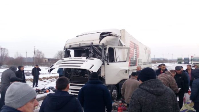 У пункті пропуску «Краковець», у вантажівці вибухнув газовий балон (фото) У пункті пропуску «Краковець», у вантажівці вибухнув газовий балон (фото)