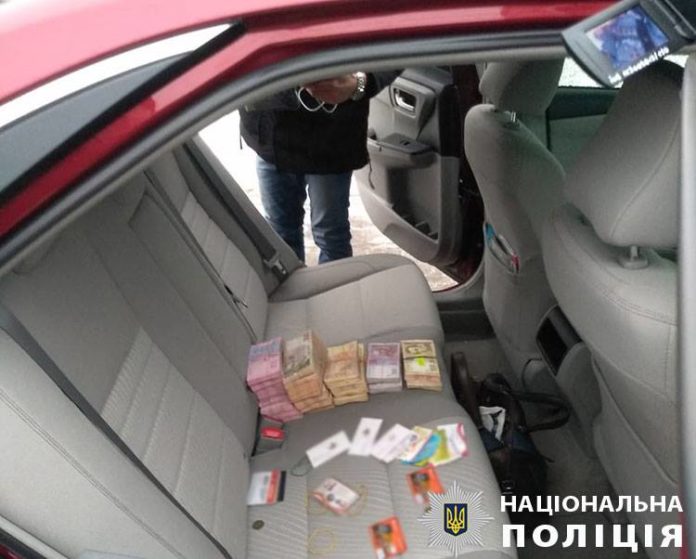 У Києві затримали чиновника зі Стрия на хабарі у 680 тисяч гривень (фото) У Києві затримали чиновника зі Стрия на хабарі у 680 тисяч гривень (фото)