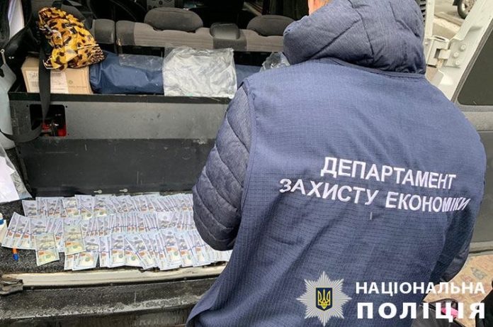 У Львові на хабарі у 65 тисяч доларів викрили одного з керівників Держгеокадастру (фото) У Львові на хабарі у 65 тисяч доларів викрили одного з керівників Держгеокадастру (фото)
