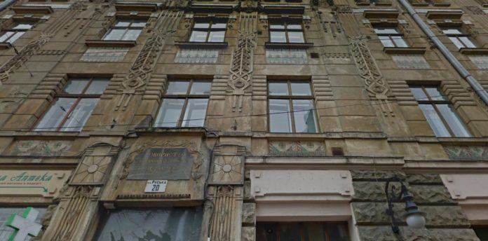 У центрі Львова з поліклініки обвалилася частина гіпсової ліпнини У центрі Львова з поліклініки обвалилася частина гіпсової ліпнини