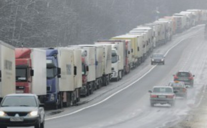На кордоні із Польщею застрягло понад дві сотні машин 