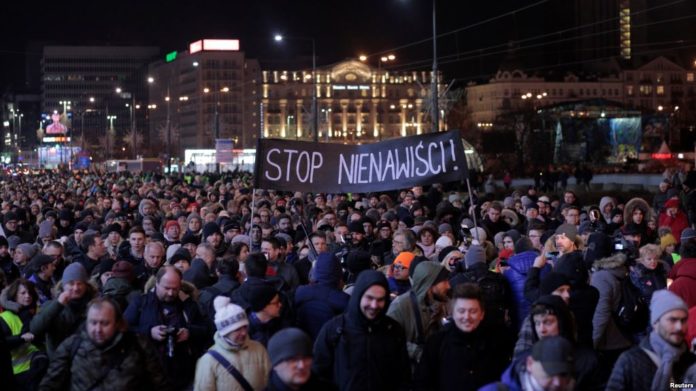 У Польщі тисячі людей вийшли на вулиці, аби вшанувати пам’ять мера Гданська (фото) У Польщі тисячі людей вийшли на вулиці, аби вшанувати пам’ять мера Гданська (фото)