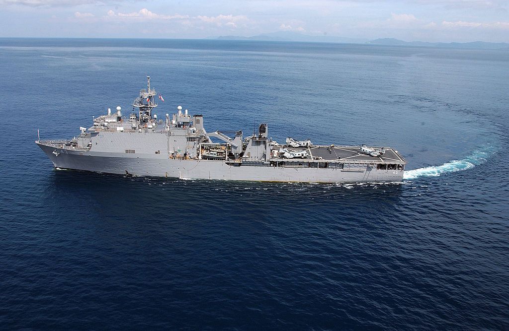 Десантний-корабель-USS-Fort-McHenry-LSD-43
