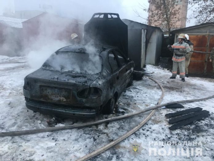 Пожежа в гаражі: в автомобілі виявили труп Пожежа в гаражі: в автомобілі виявили труп