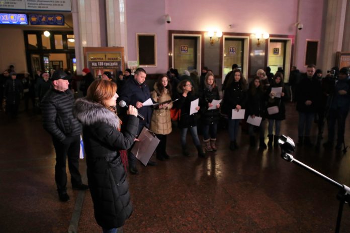 Як на Львівському вокзалі вшанували подвиг Героїв Крут Як на Львівському вокзалі вшанували подвиг Героїв Крут