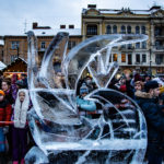 У центрі Львова просто неба постали крижані скульптури (фоторепортаж) - 6