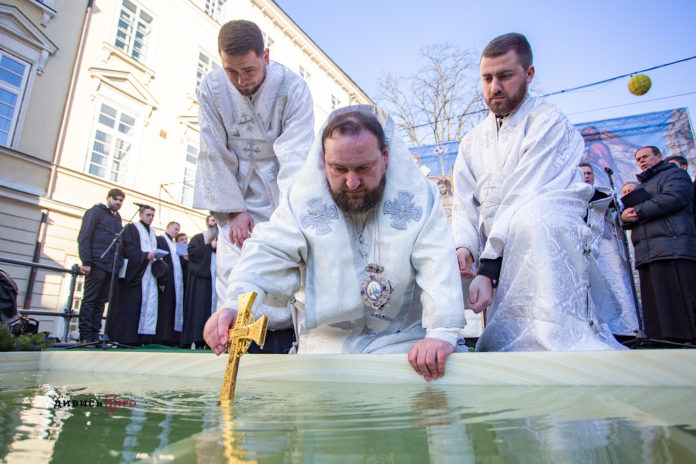 У центрі Львова провели загальноміське освячення води (фоторепортаж) У центрі Львова провели загальноміське освячення води (фоторепортаж)