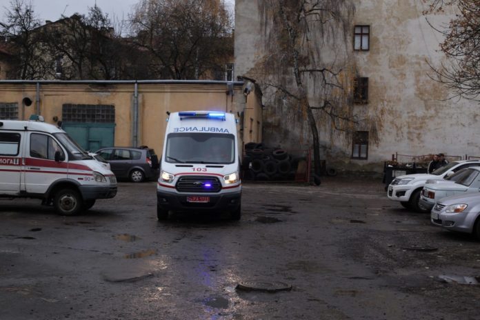 Внаслідок снігопаду у Львові застрягла «швидка», яка транспортувала 4-річного хлопчика Внаслідок снігопаду у Львові застрягла «швидка», яка транспортувала 4-річного хлопчика