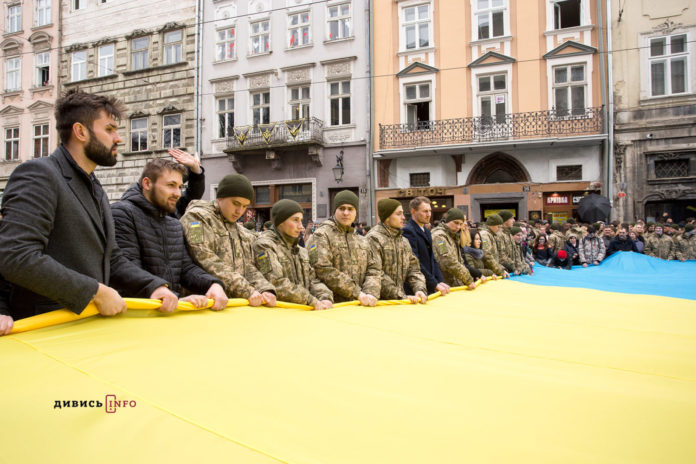 Мешканців Львівщини закликають завтра вивісити на домівках державні прапори Мешканців Львівщини закликають завтра вивісити на домівках державні прапори