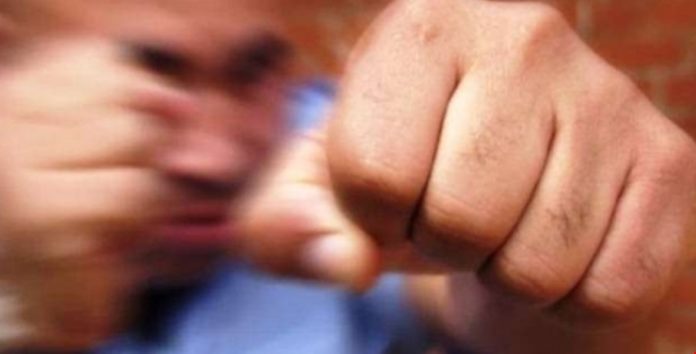 Струс мозку і вибитий зуб: у Миколаївському районі дебошир побив поліцейського Струс мозку і вибитий зуб: у Миколаївському районі дебошир побив поліцейського