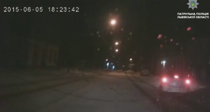 У Львові п’яний водій, втікаючи від поліції, розбив свій автомобіль (відео) У Львові п’яний водій, втікаючи від поліції, розбив свій автомобіль (відео)