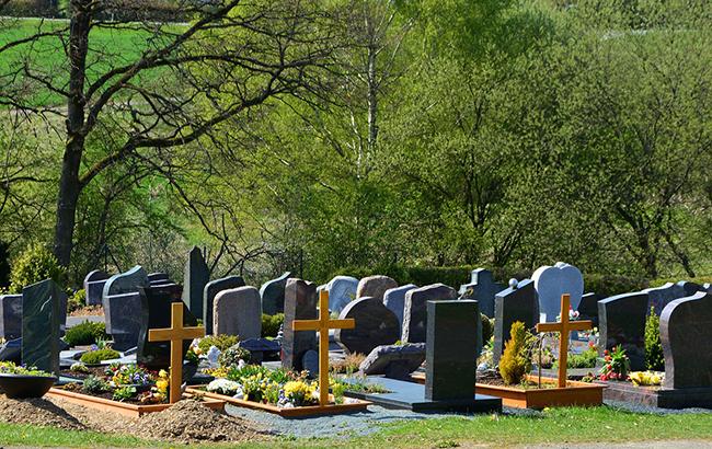 cemetery_2246071__pixabay_com_congerdesign_0_650x410