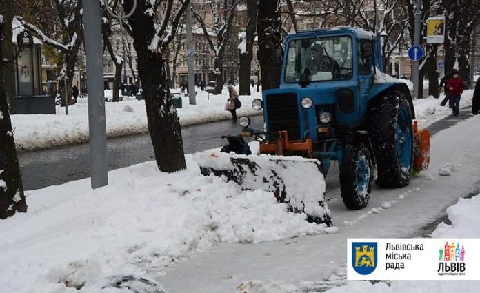 Сьогодні зранку на вулиці Львова вийшло 65 одиниць снігоприбиральної техніки Сьогодні зранку на вулиці Львова вийшло 65 одиниць снігоприбиральної техніки