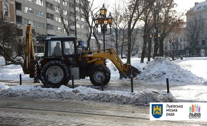 Зранку у Львові працювало 40 одиниць снігоприбиральної техніки Зранку у Львові працювало 40 одиниць снігоприбиральної техніки