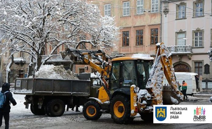 У Львові працюють десятки одиниць снігоочисної техніки У Львові працюють десятки одиниць снігоочисної техніки