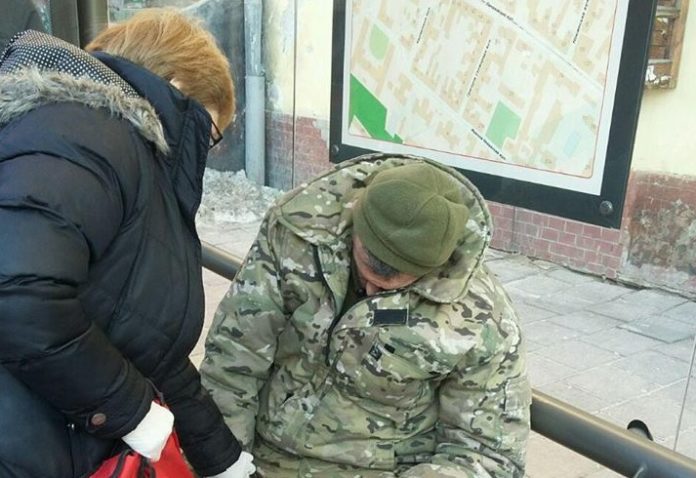 У Львові атовець знепритомнів на автобусній зупинці У Львові атовець знепритомнів на автобусній зупинці