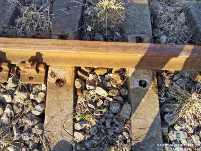У Самборі четверо чоловіків перевдягнулися залізничниками і крали металеві елементи колії У Самборі четверо чоловіків перевдягнулися залізничниками і крали металеві елементи колії