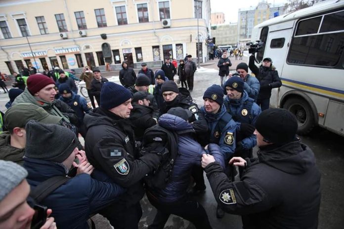 Пробачити цього не можна, – Кошулинський про вчорашній напад поліцейських на активістів у Києві (фото, відео) Пробачити цього не можна, – Кошулинський про вчорашній напад поліцейських на активістів у Києві (фото, відео)
