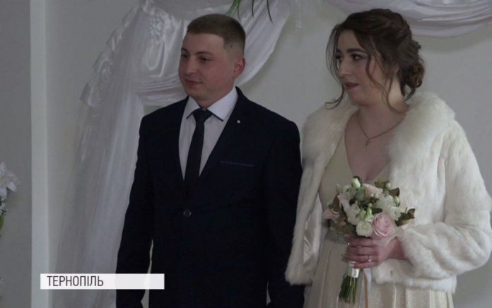 У Тернополі провели незвичне військове «експрес-весілля» У Тернополі провели незвичне військове «експрес-весілля»