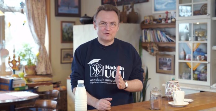 УКУ довелося пояснювати появу Садового у светрі з лого університету на своїй політичній агітації УКУ довелося пояснювати появу Садового у светрі з лого університету на своїй політичній агітації