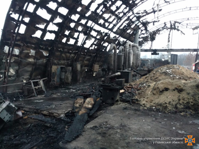 У Яворівському районі згорів ангар (фото) У Яворівському районі згорів ангар (фото)
