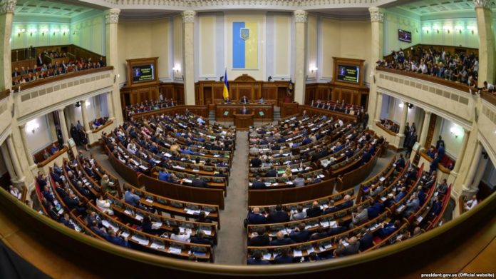 Депутати закріпили в Конституції курс на ЄС і НАТО Депутати закріпили в Конституції курс на ЄС і НАТО