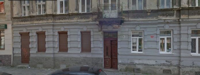 З будинку на вулиці Медовій відпав елемент балкону З будинку на вулиці Медовій відпав елемент балкону