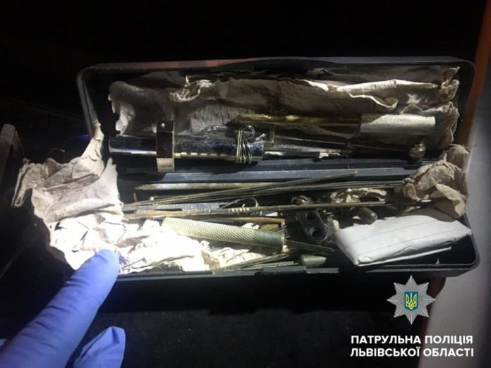 Львівські патрульні затримали двох чоловіків з набором “відмичок” (фото) Львівські патрульні затримали двох чоловіків з набором “відмичок” (фото)