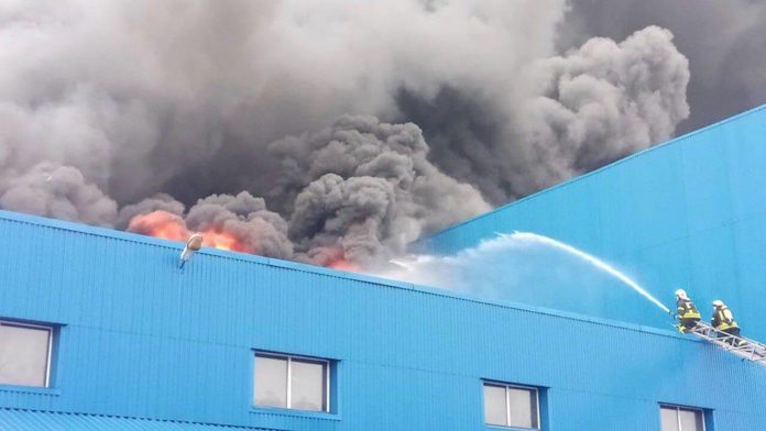У Києві масштабна пожежа: палають 10 тис. складських “квадратів” (відео, фото) У Києві масштабна пожежа: палають 10 тис. складських “квадратів” (відео, фото)