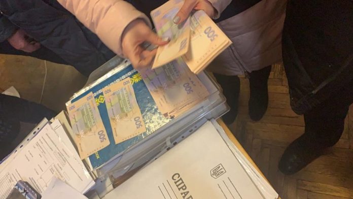 Заступницю директора держпідприємства викрили на хабарі у 190 тисяч гривень Заступницю директора держпідприємства викрили на хабарі у 190 тисяч гривень