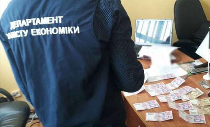 Посадовця Держпродспоживслужби Львівщини викрили на хабарі (фото) Посадовця Держпродспоживслужби Львівщини викрили на хабарі (фото)