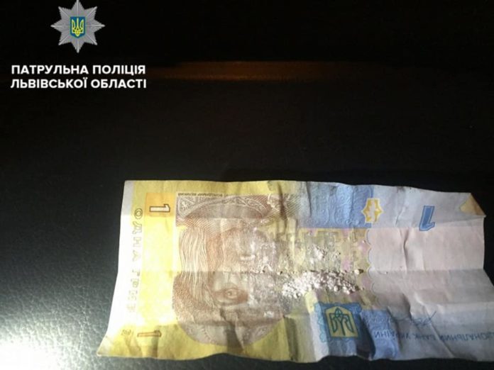 Львівські патрульні влаштували “рейд” з виявлення наркотичних речовин (фото) Львівські патрульні влаштували “рейд” з виявлення наркотичних речовин (фото)