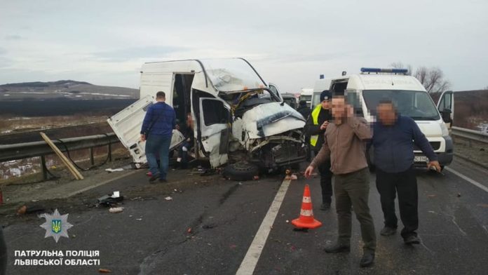 На трасі Київ-Чоп масштабна ДТП: біля Львова рух транспорту заблоковано (фото) На трасі Київ-Чоп масштабна ДТП: біля Львова рух транспорту заблоковано (фото)