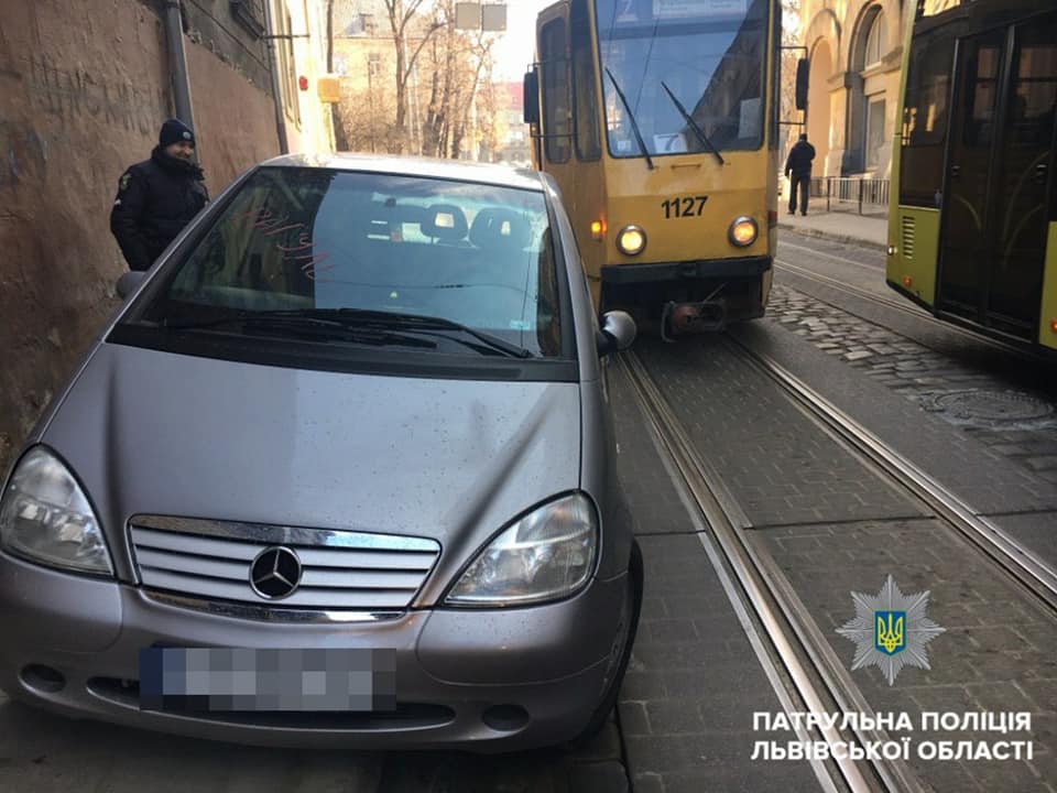 У Львові порушник ПДР зізнався патрульним, що купив водійські "права" через Інтернет (фото)