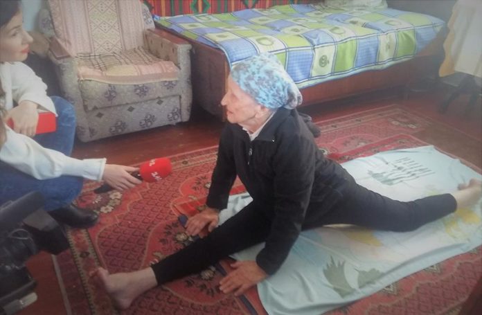 Львівська пенсіонерка стала найгнучкішою бабусею України Львівська пенсіонерка стала найгнучкішою бабусею України