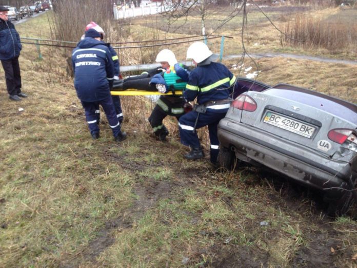 У Червонограді зіткнулися дві автівки, троє осіб постраждали (фото) У Червонограді зіткнулися дві автівки, троє осіб постраждали (фото)