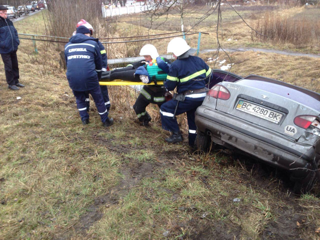 У Червонограді зіткнулися дві автівки, троє осіб постраждали (фото)