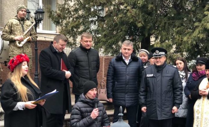 У Яворові небайдужі придбали автомобіль ветерану АТО Михайлові Лялі (фото) У Яворові небайдужі придбали автомобіль ветерану АТО Михайлові Лялі (фото)
