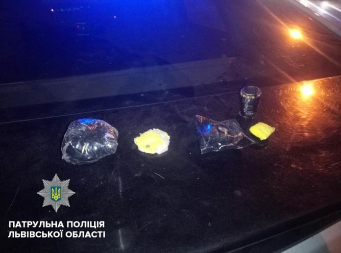 У Львові, на Личаківській, затримали розповсюджувачів наркотиків (фото) У Львові, на Личаківській, затримали розповсюджувачів наркотиків (фото)