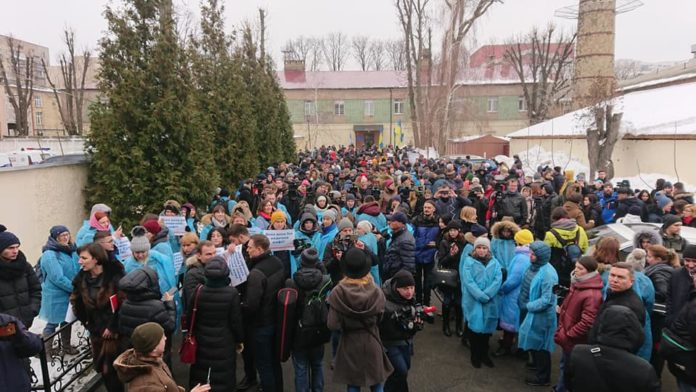 У Києві сотні людей прийшли до суду, щоб підтримати Супрун (фото, відео) У Києві сотні людей прийшли до суду, щоб підтримати Супрун (фото, відео)