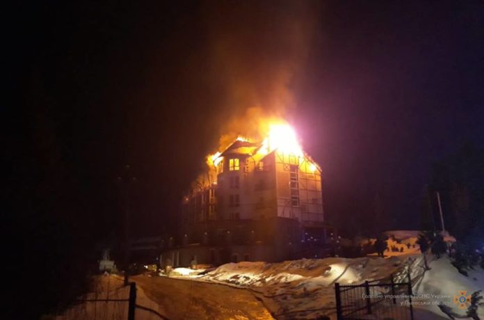 Як на гірськолижному курорті на Львівщині палав готель (фото, відео) Як на гірськолижному курорті на Львівщині палав готель (фото, відео)