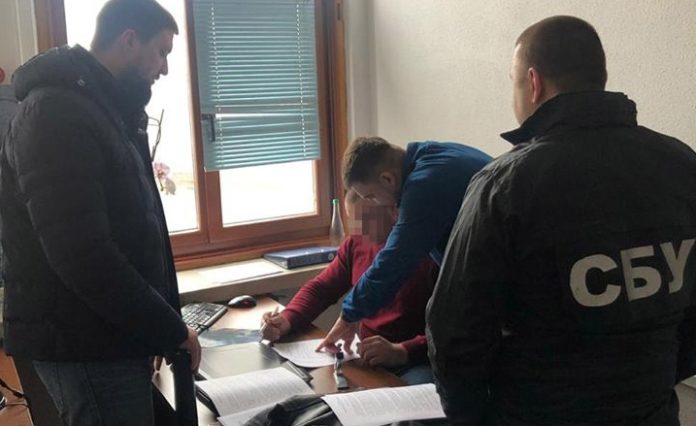 У Львові затримали ревізора ДФС, який торгував сильнодіючими ліками (фото) У Львові затримали ревізора ДФС, який торгував сильнодіючими ліками (фото)