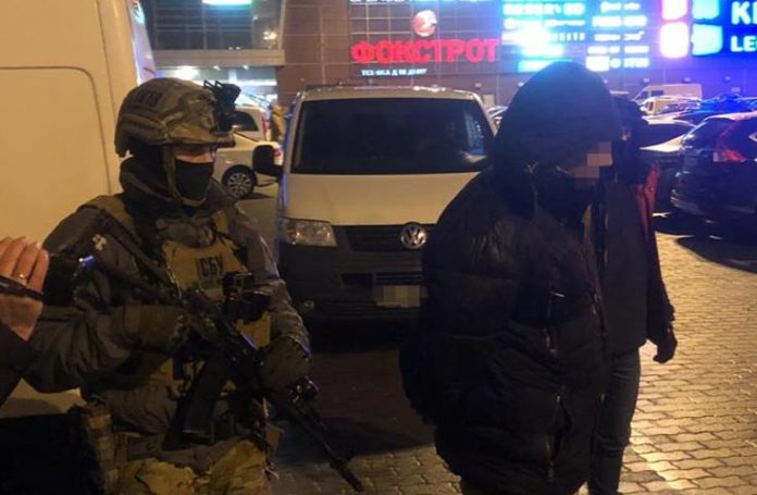 У Львові затримали рекетирів, які збирали «данину» з підприємців (фото) У Львові затримали рекетирів, які збирали «данину» з підприємців (фото)