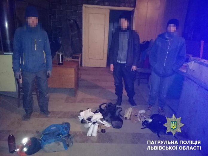 Львівські патрульні викрили злодіїв, які заховалися в шафі (фото) Львівські патрульні викрили злодіїв, які заховалися в шафі (фото)