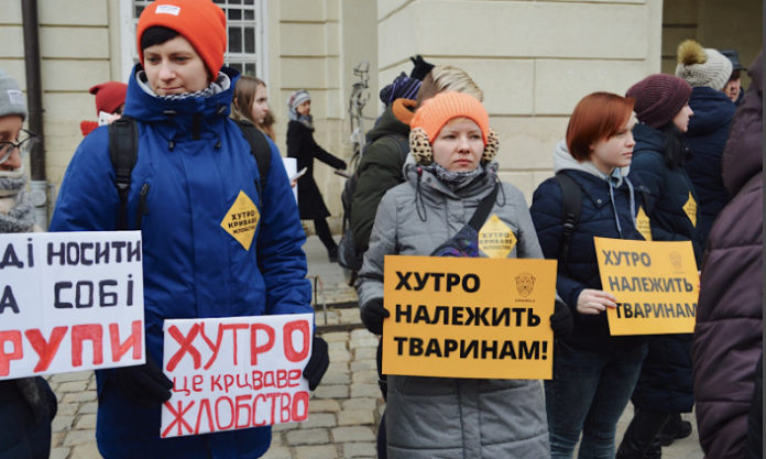 Хутро належить тваринам: як у Львові протестували проти хутряних ферм (фоторепортаж) Хутро належить тваринам: як у Львові протестували проти хутряних ферм (фоторепортаж)